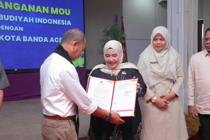 Ketua Yayasan Ubudiyah Prof. Adjunct. Dr. Marniati, MKes memberikan SK Visiting Professor untuk Pj Walikota Banda Aceh Ade Surya, S.T., M.E, Jum’at (11/10/2024).