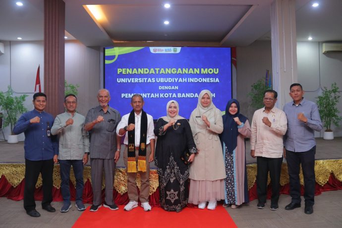Pj Walikota Banda Aceh Ade Surya ST ME dan Plt Rektor UUI Dr Mutiawati SPd MPd didampingi Ketua Yayasan Ubudiyah Prof Adjunct Dr Marniati MKes berserta para jajarannya pada acara penandatanganan MoU antara Pemko Banda Aceh dan UUI yang berlangsung di Plenary Hall UUI, Banda Aceh, Jum’at (11/10/2024).