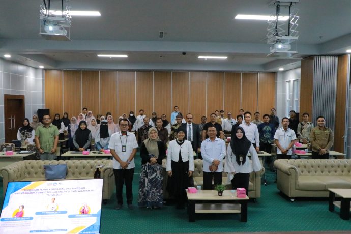 Peserta dan narasumber berfoto bersama pada kegiatan Bimbingan Teknis (Bimtek) Kehumasan dan Protokol bagi Perguruan Tinggi yang diselenggarakan oleh Lembaga Layanan Pendidikan Tinggi (LLDikti) Wilayah XIII Aceh, Banda Aceh, Senin (11/11/2024). Peserta dan narasumber berfoto bersama pada kegiatan Bimbingan Teknis (Bimtek) Kehumasan dan Protokol bagi Perguruan Tinggi yang diselenggarakan oleh Lembaga Layanan Pendidikan Tinggi (LLDikti) Wilayah XIII Aceh, Banda Aceh, Senin (11/11/2024).
