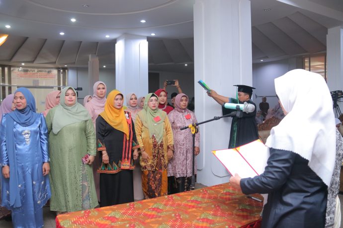 Para lulusan Prodi Pendidikan Profesi Bidan mengambil Sumpah Profesi pada Yudisium Gelombang II Angkatan XV Tahun Akademik 2024/2025, yang berlangsung di Plenary Hall UUI, Banda Aceh, Rabu (20/11/2024).