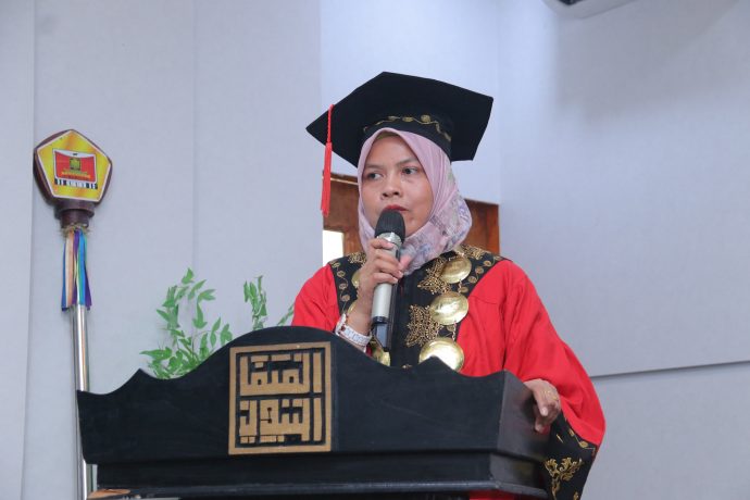 Plt Rektor UUI Dr Mutiawati SPd MPd memberikan ucapan selamat dan kata sambutan kepada para lulusan UUI yang diyudisium.