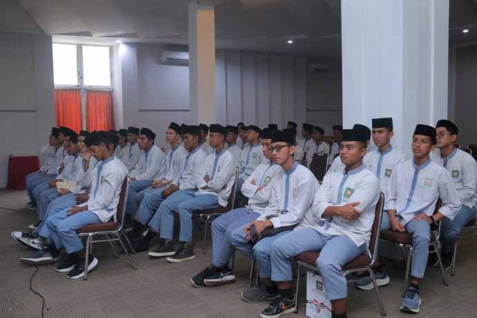 Para santri dari Pesantren Imam Syafi'i, Sibreh, Aceh Besar melakukan kunjungan ke Universitas Ubudiyah Indonesia (UUI), Kamis (19/12/2024). Para santri dari Pesantren Imam Syafi'i, Sibreh, Aceh Besar melakukan kunjungan ke Universitas Ubudiyah Indonesia (UUI), Kamis (19/12/2024).