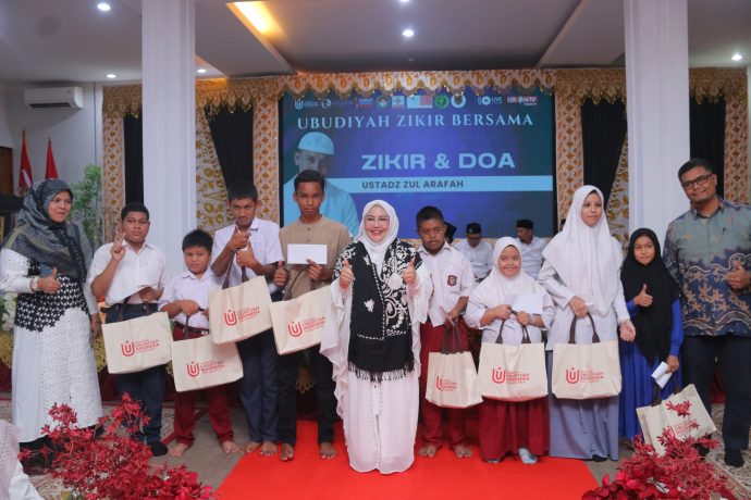 Ketua BPH Yayasan Ubudiyah Prof Adjunct Dr Marniati MKes dan Plt Rektor UUI Dr Mutiawati MPd bersama para pelajar disabilitas SLB Bukesra Banda Aceh.