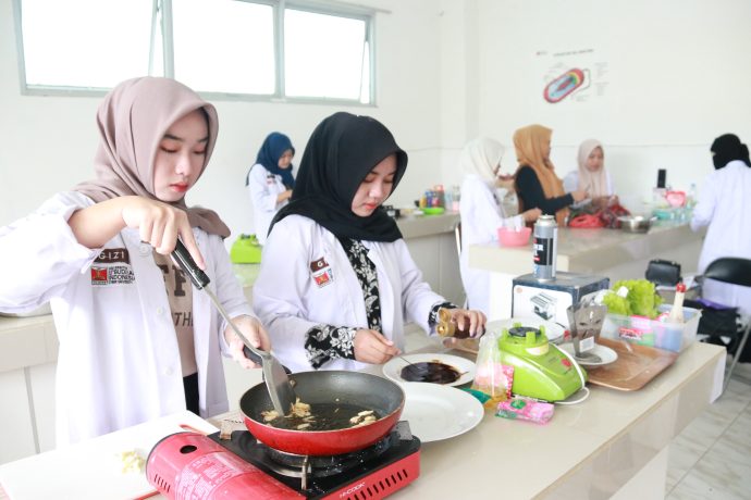 PRAKTIK BELAJAR - Mahasiswa Prodi S1 Ilmu Gizi Universitas Ubudiyah Indonesia (UUI) melakukan praktik belajar di laboratorium farmasi kampus.