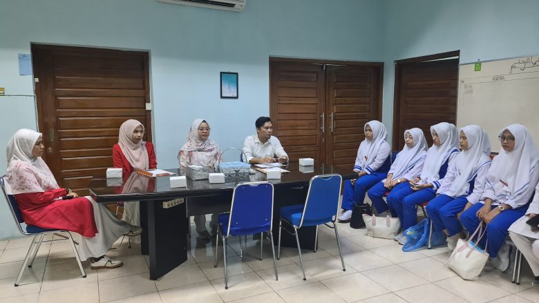 Pihak Universitas Ubudiyah Indonesia (UUI) dan Rumah Sakit Umum Pertamedika Ummi Rosnati (RSUPR) dalam kegiatan pelepasan mahasiswa Program Studi D3 Kebidanan UUI di RSUPR, Banda Aceh, Senin (10/2/2025). Pihak Universitas Ubudiyah Indonesia (UUI) dan Rumah Sakit Umum Pertamedika Ummi Rosnati (RSUPR) dalam kegiatan pelepasan mahasiswa Program Studi D3 Kebidanan UUI di RSUPR, Banda Aceh, Senin (10/2/2025).
